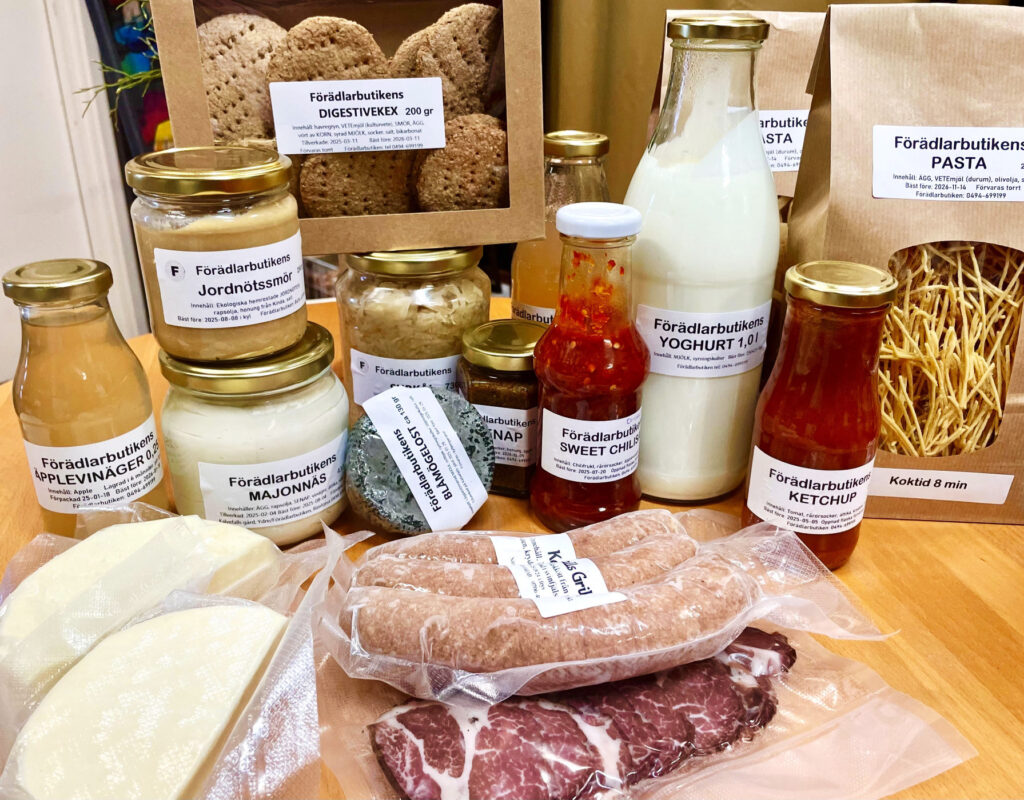 Bild på mathantverk från Förädlarbutiken inklusive yoghurt, majonäs, blåmögelost, stekost, senap, ketchup, sweet chilisås, jordnötssmör, äpplevinäger, surkål, digestivekex, pasta samt grillkorv och lufttorkad skinka